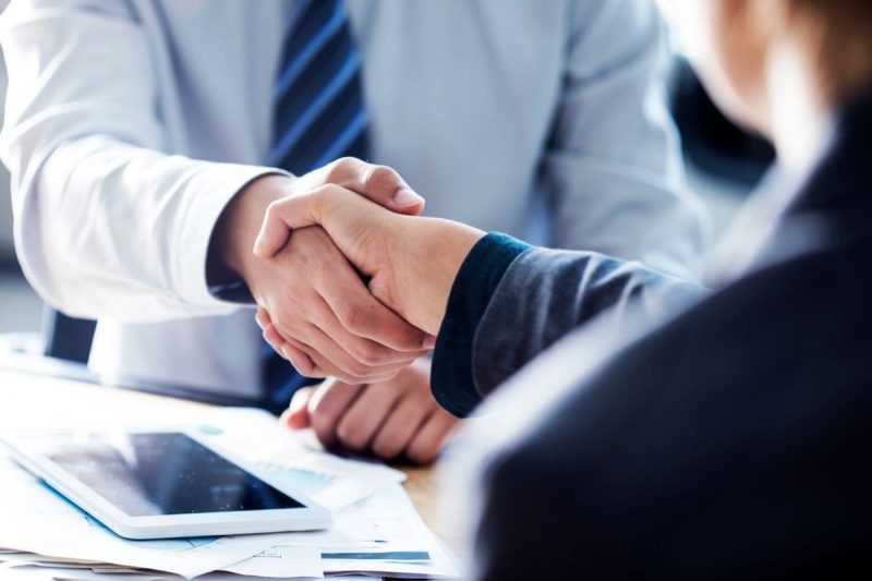 business-handshake-Z8bEWQ-800×533-1