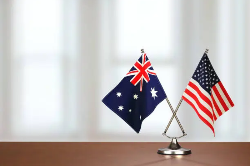 australia-and-us-flag-on-desk-Lafu4p-800×533-1