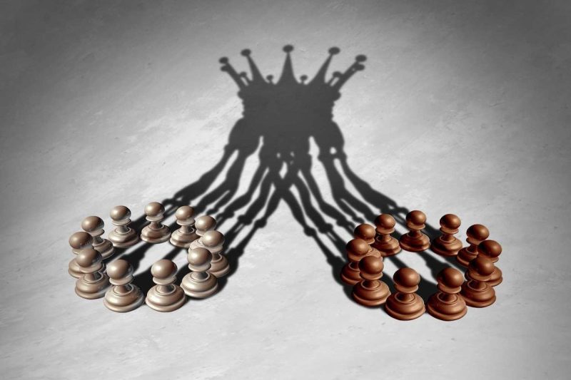 chess-pawns-casting-a-shadow-resembling-chess-kings-on-a-textured-surface-lfKOlQ-800×533-1