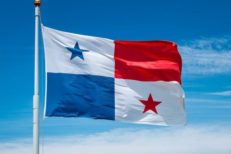 panama-flag-waving-against-a-clear-blue-sky-ieUsa1-800×533-1